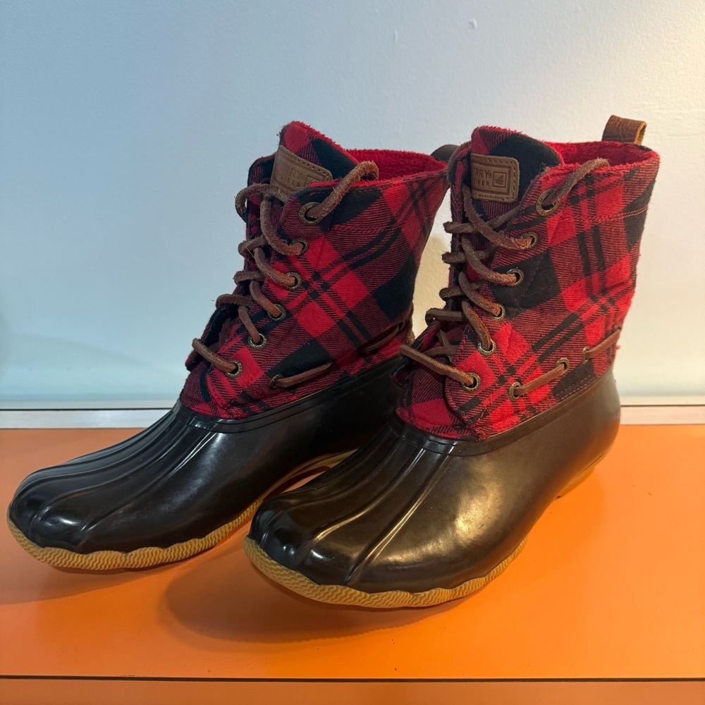 Sperry Top Sider Women’s Red and Black Buffalo Plaid Rubber Duck Boots Size 6